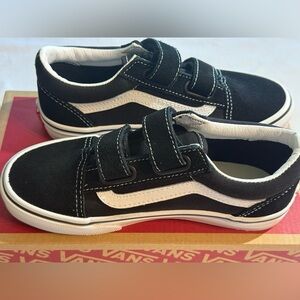 New Little Kids Old Skool V Shoe. Black & White. Size 2.